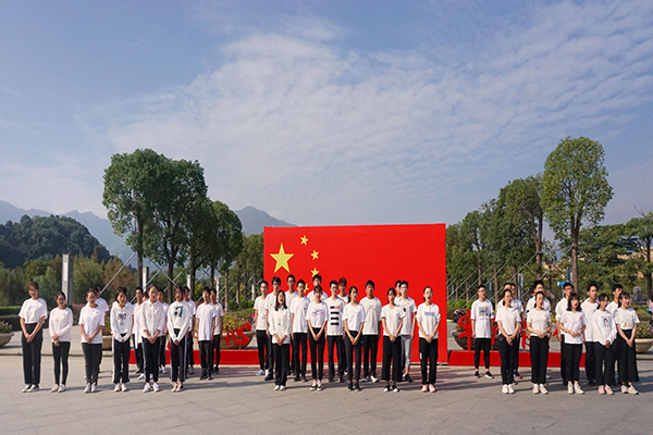 图为团支部成员在福大东门前合唱七子之歌