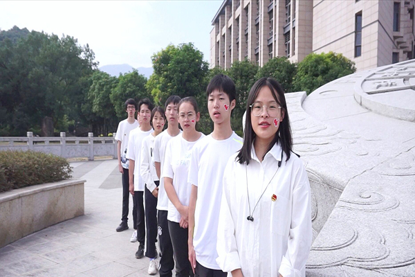 图为支部部分成员在福大日晷前合唱七子之歌