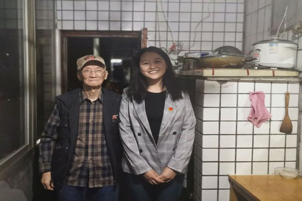 图为支部成员与林老先生合影