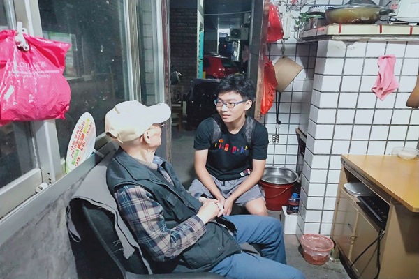 图为支部成员与林老先生交谈