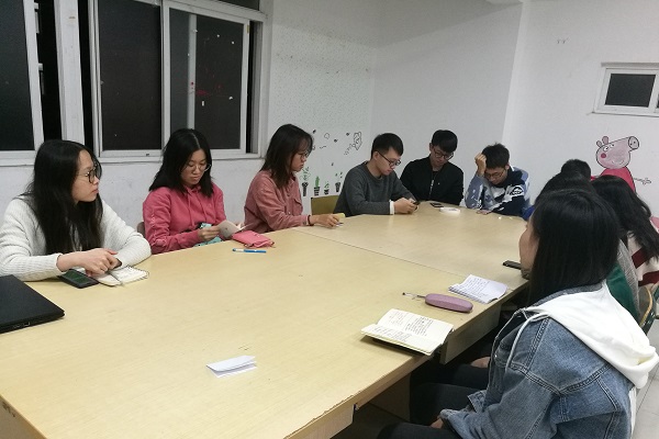 支部党员对四中全会精神进行学习讨论