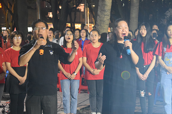 图为支部成员与棕榈树合唱团合唱祝福祖国